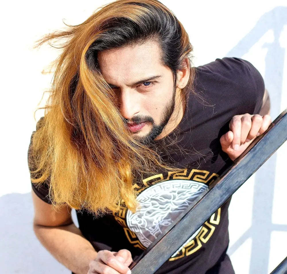 homme barbu aux cheveux longs souples et décolorés sur la longueur